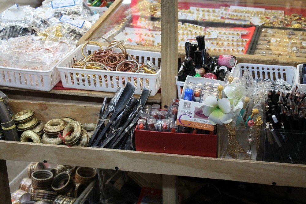 http://people.carleton.edu/~cborn/omeka/Hmong_Religiosity_in_the_Twin_Cities/HRTC_Merchandise.jpg
