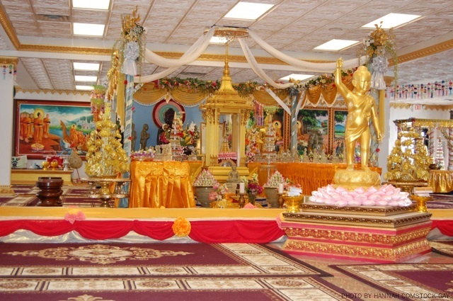 http://people.carleton.edu/~cborn/omeka/Watt_Munisotaram/WM_NewTempleInterior.jpg