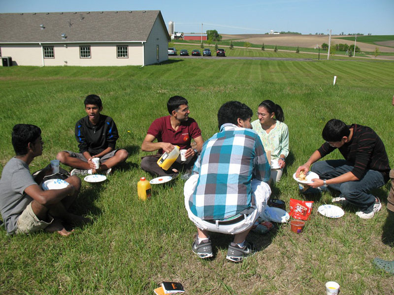 http://people.carleton.edu/~cborn/omeka/Chinmaya_Mission_Twin-Cities/CMTC_Picnic.jpg