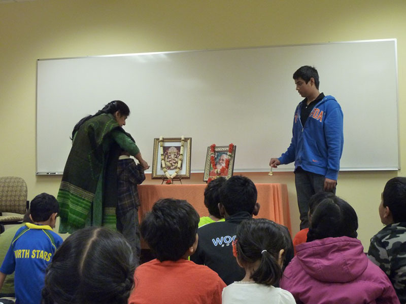 http://people.carleton.edu/~cborn/omeka/Chinmaya_Mission_Twin-Cities/CMTC_RaoAarti.jpg