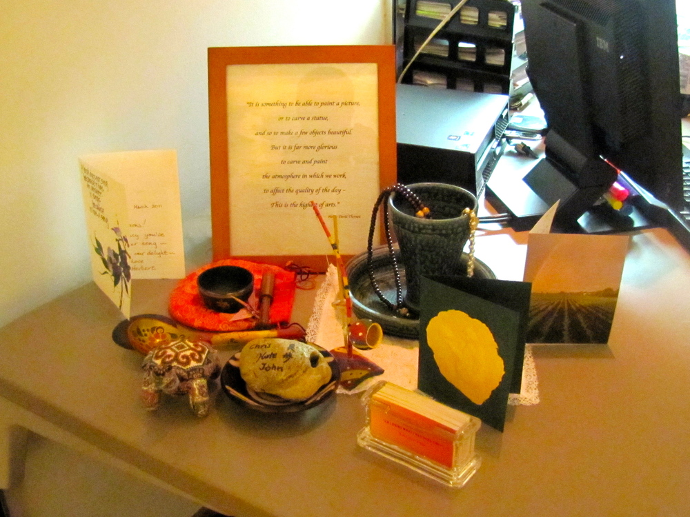 http://people.carleton.edu/~cborn/omeka/Chaplaincy/C_DeskObjects.jpg