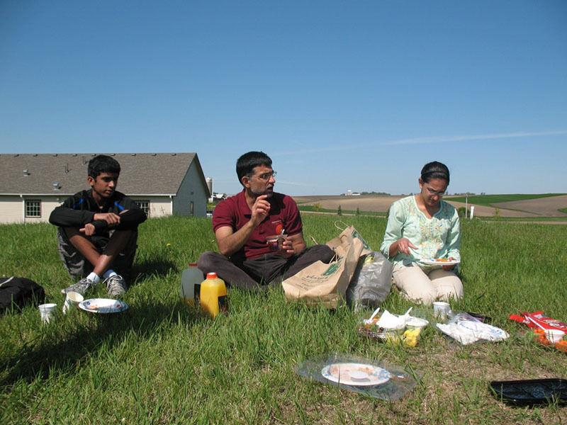 http://people.carleton.edu/~cborn/omeka/Chinmaya_Mission_Twin-Cities/CMTC_Benediction.jpg