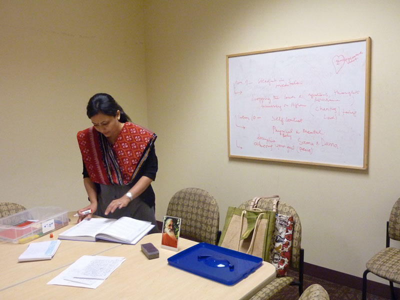 http://people.carleton.edu/~cborn/omeka/Chinmaya_Mission_Twin-Cities/CMTC_MalakapalliClass.jpg http://people.carleton.edu/~cborn/omeka/Chinmaya_Mission_Twin-Cities/CMTC_MalakapalliClass.jpg
