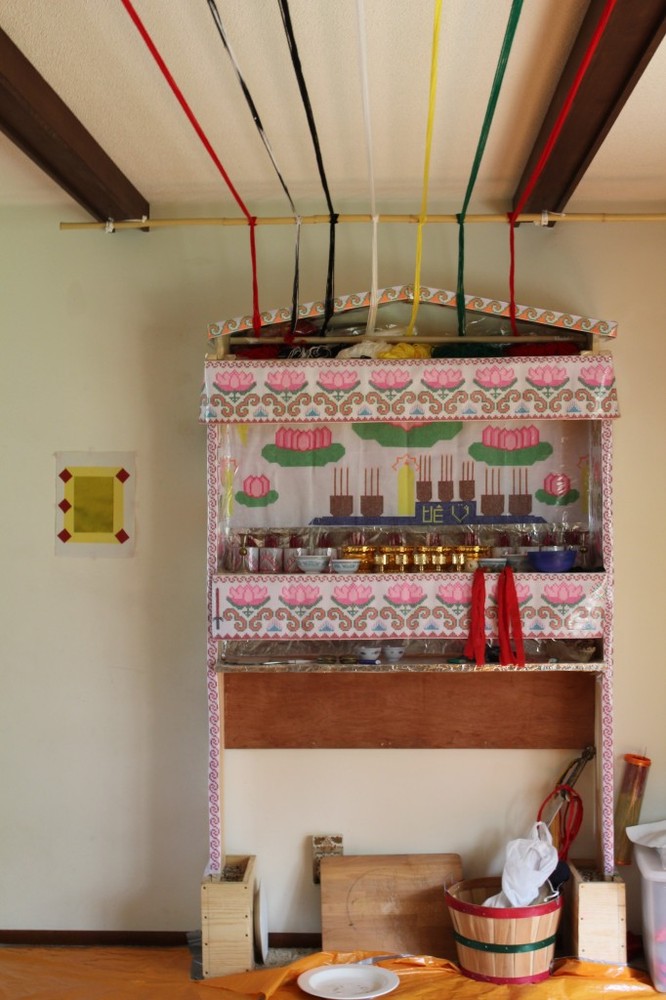 http://people.carleton.edu/~cborn/omeka/Hmong_Religiosity_in_the_Twin_Cities/HRTC_ShamanShrine05.jpg