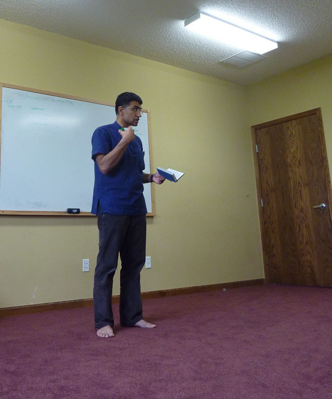http://people.carleton.edu/~cborn/omeka/Chinmaya_Mission_Twin-Cities/CMTC_JhanjeeTeaches.jpg