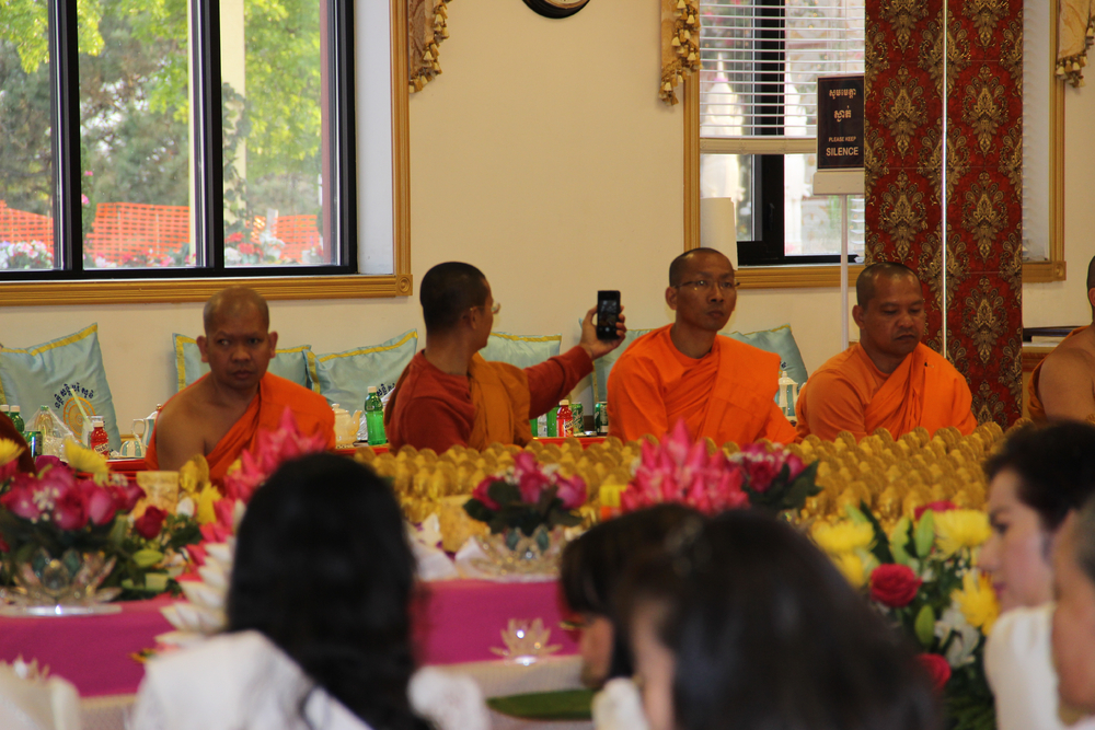 WM_MonkTakingASelfieVisakhaPuja2016.jpg