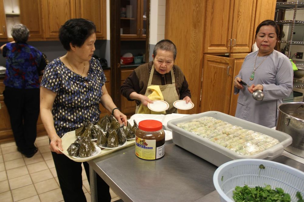 http://people.carleton.edu/~cborn/omeka/Phat-An_Temple/PA_Lunch.jpg