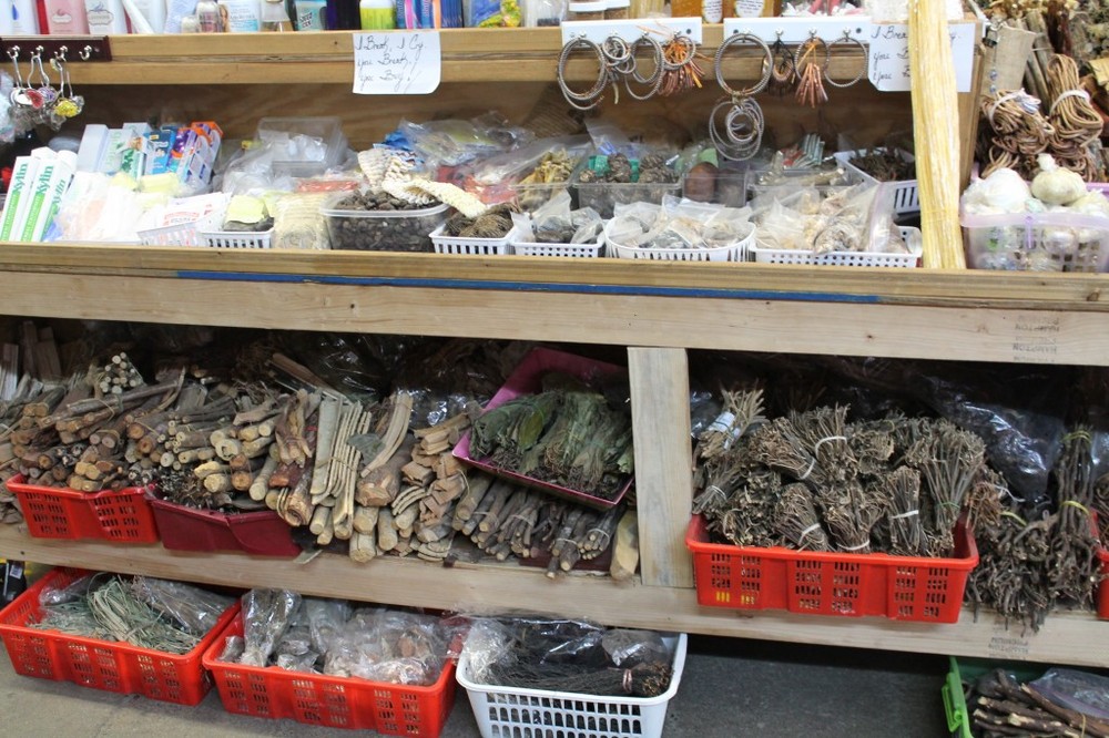 http://people.carleton.edu/~cborn/omeka/Hmong_Religiosity_in_the_Twin_Cities/HRTC_HerbalMedicines04.jpg