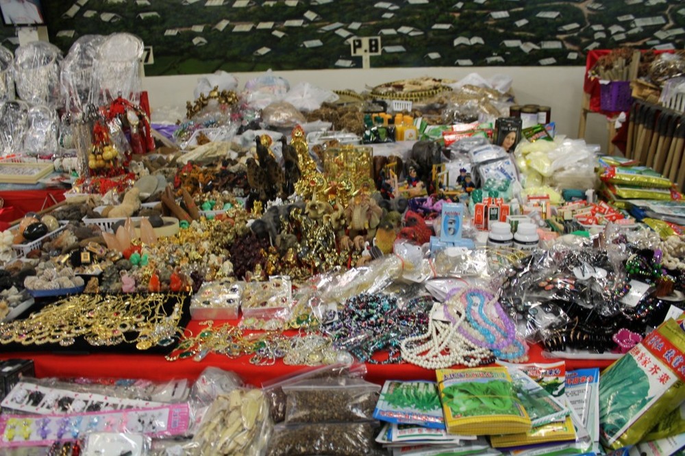 http://people.carleton.edu/~cborn/omeka/Hmong_Religiosity_in_the_Twin_Cities/HRTC_HerbalMedicines06.jpg