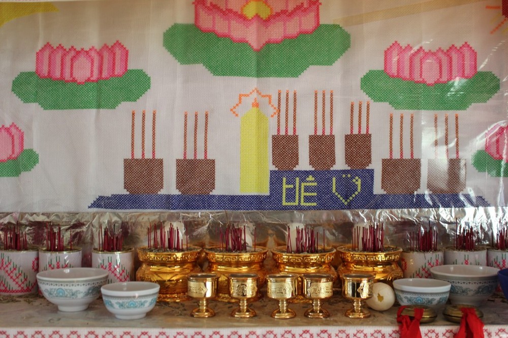 http://people.carleton.edu/~cborn/omeka/Hmong_Religiosity_in_the_Twin_Cities/HRTC_ShamanShrine03.jpg