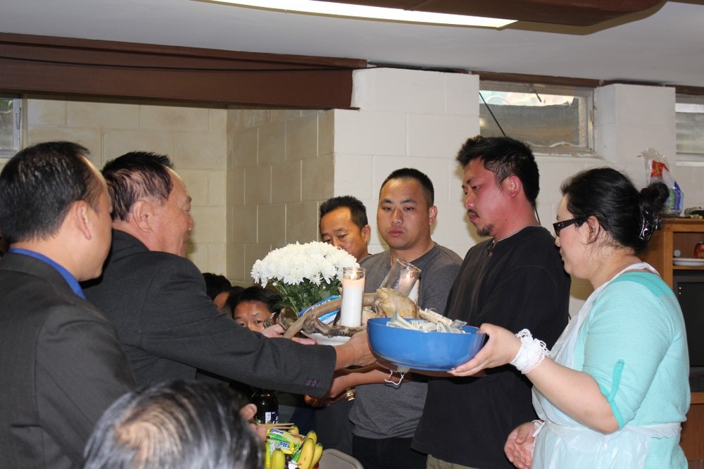 http://people.carleton.edu/~cborn/omeka/Hmong_Religiosity_in_the_Twin_Cities/HRTC_HuPligCeremony02.jpg