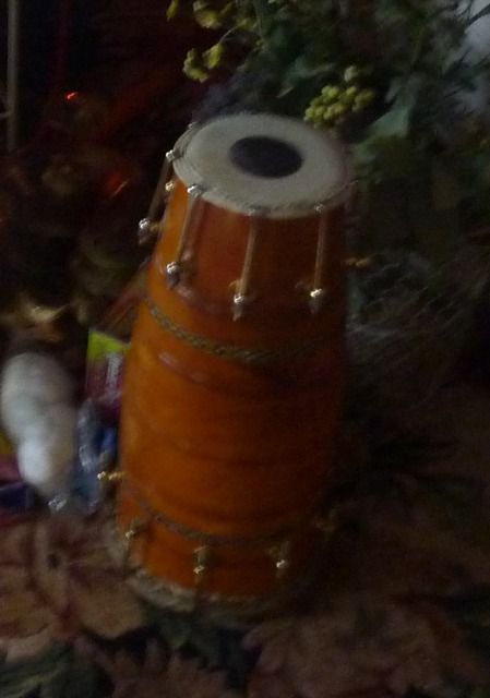 http://people.carleton.edu/~cborn/Minnesota_Hindu_Milan_Mandir/MHMM_Dholak.png