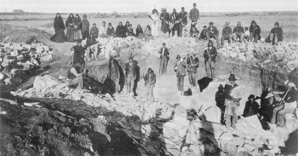 http://people.carleton.edu/~levittl/omeka/Pipestone/PipestoneQuarry1894.jpg http://people.carleton.edu/~levittl/omeka/Pipestone/PipestoneQuarry1894.jpg