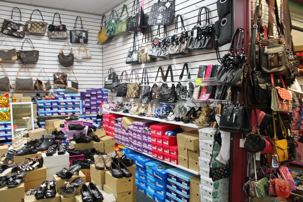 http://people.carleton.edu/~cborn/omeka/Hmong_Religiosity_in_the_Twin_Cities/HRTC_Purses.jpg