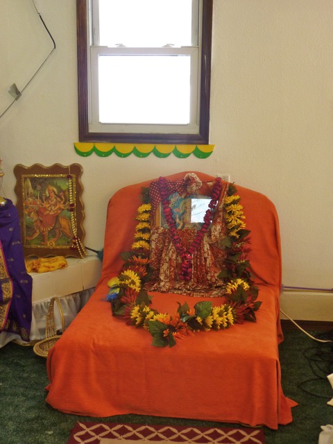 http://people.carleton.edu/~cborn/Minnesota_Hindu_Milan_Mandir/MHMM_guruchair.png
