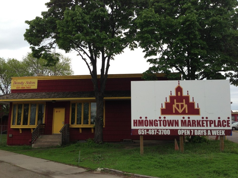 http://people.carleton.edu/~cborn/omeka/Hmong_Religiosity_in_the_Twin_Cities/HRTC_Marketplace.jpg
