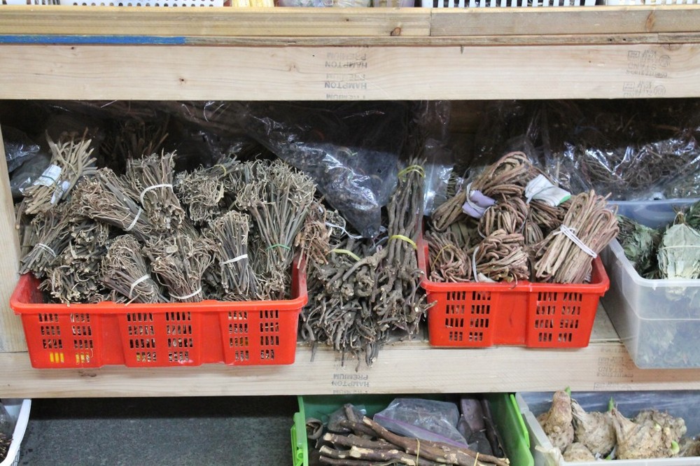 http://people.carleton.edu/~cborn/omeka/Hmong_Religiosity_in_the_Twin_Cities/HRTC_HerbalMedicines03.jpg http://people.carleton.edu/~cborn/omeka/Hmong_Religiosity_in_the_Twin_Cities/HRTC_HerbalMedicines03.jpg