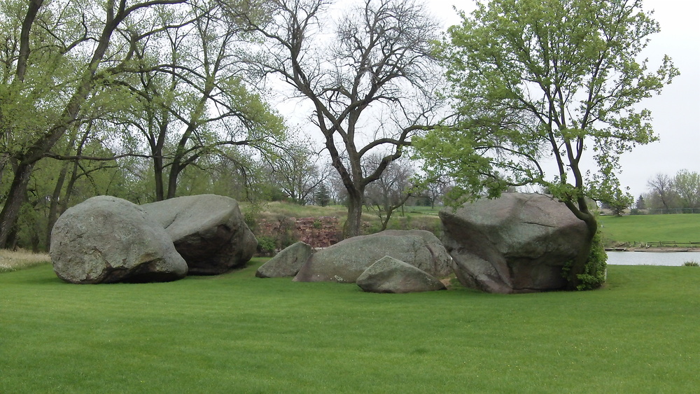 http://people.carleton.edu/~cborn/omeka/Pipestone_Minnesota/PM_ThreeMaidens.jpg http://people.carleton.edu/~cborn/omeka/Pipestone_Minnesota/PM_ThreeMaidens.jpg