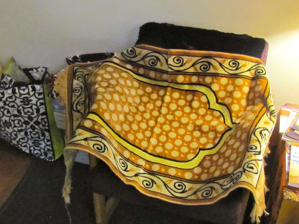 http://people.carleton.edu/~cborn/omeka/Chaplaincy/C_PrayerRug.jpg