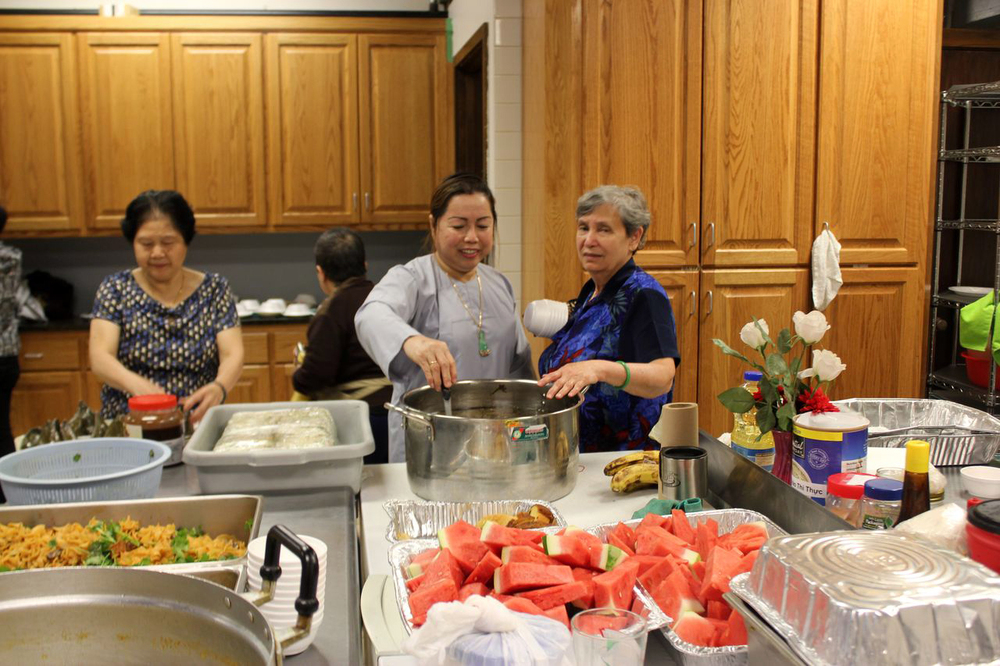 http://people.carleton.edu/~cborn/omeka/Phat-An_Temple/PA_Volunteers.jpg