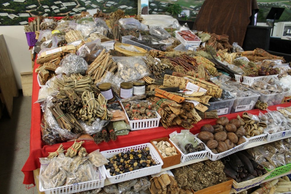 http://people.carleton.edu/~cborn/omeka/Hmong_Religiosity_in_the_Twin_Cities/HRTC_HerbalMedicines05.jpg